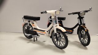 Kit Maqueta vespino SCa escala 1/10 blanco vinilos