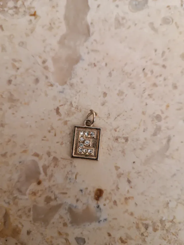 Ciondolo lettera E con strass