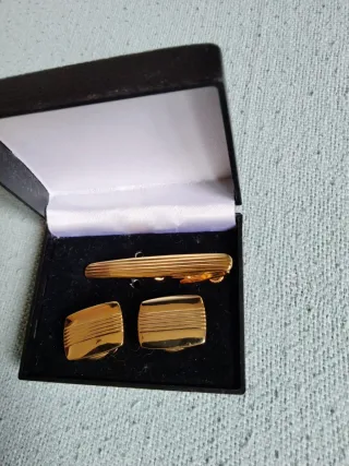 Gemelos y pasador de corbata dorados