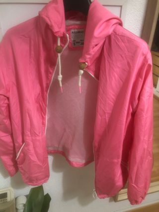 Chubasquero rosa Pull&Bear talla S