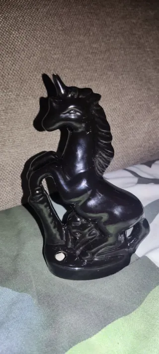 Figura de unicornio brillante