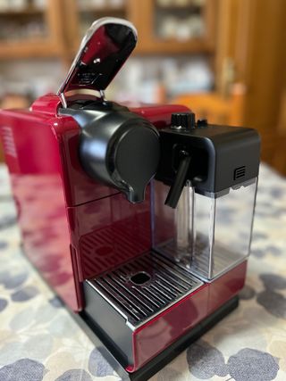 Cafetera Nespresso DeLonghi Lattissima Touch Roja