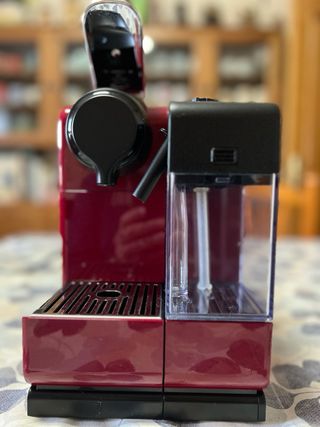 Cafetera Nespresso DeLonghi Lattissima Touch Roja