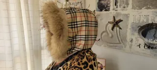 Gorro de piel beige y marrón