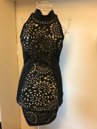 Vestido negro de encaje con fondo blanco talla M