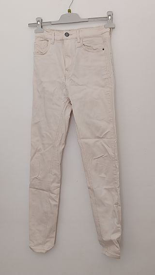 Vaqueros Stradivarius talle alto crema T.36
