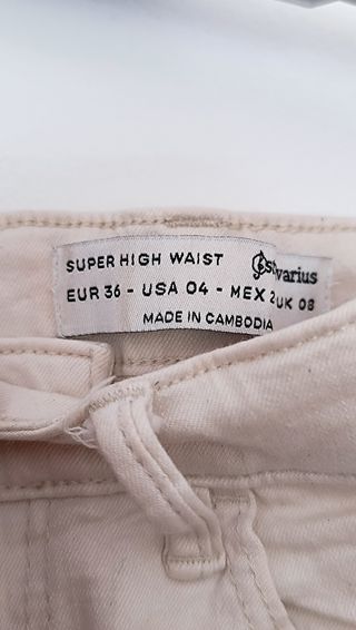 Vaqueros Stradivarius talle alto crema T.36