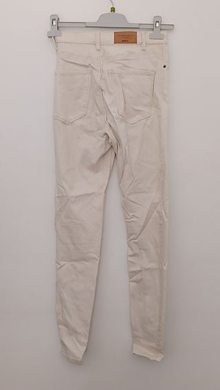 Vaqueros Stradivarius talle alto crema T.36