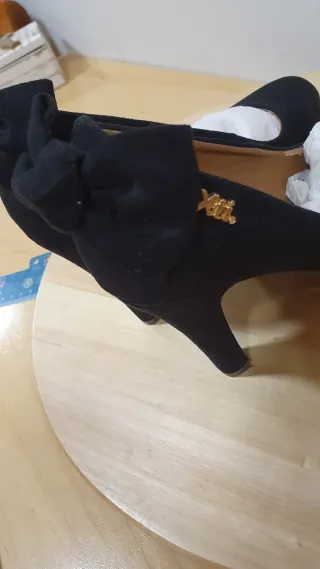 Zapatos de tacón negros Xti con lazo