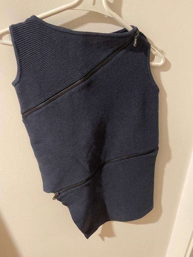 Top azul con cremalleras asimétricas