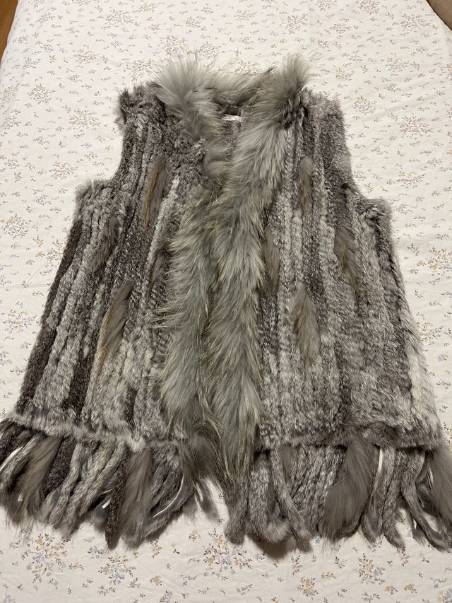 Chaleco de piel sintética gris y marrón