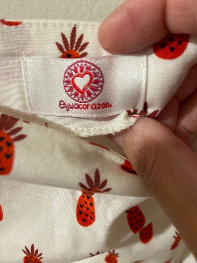 Vestido blanco con estampado de piñas rojas