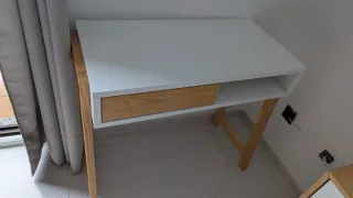 Escritorio blanco de madera