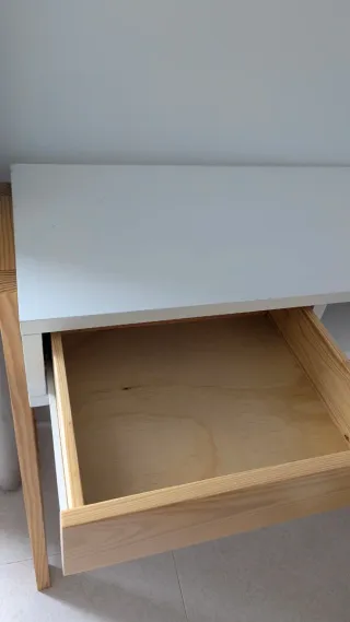 Escritorio blanco de madera