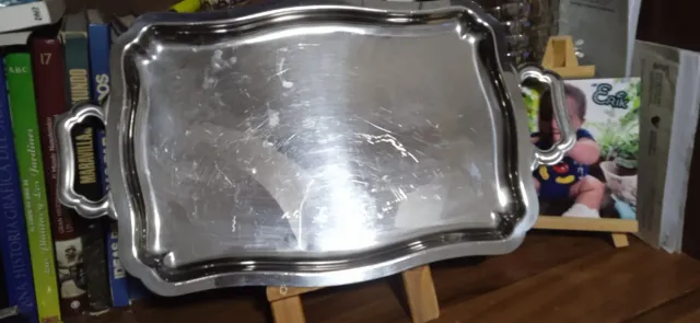 Vassoio decorativo in argento con manici e uno senza