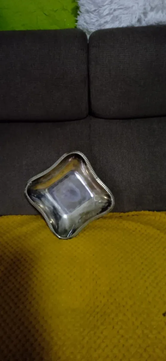 Vassoio decorativo in argento con manici e uno senza