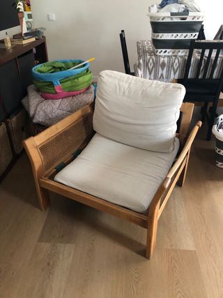 Sillón de madera y mimbre con cojines