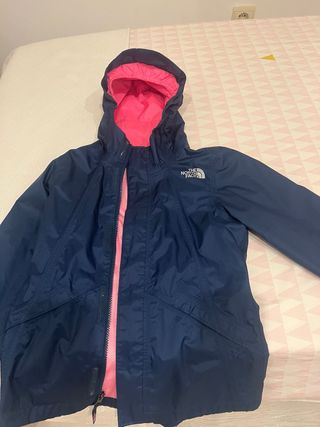 Cortavientos The North Face azul y rosa
