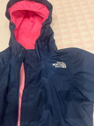 Cortavientos The North Face azul y rosa