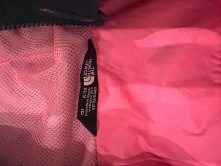 Cortavientos The North Face azul y rosa