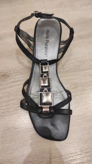 Sandalias Hush Puppies Piel negra y Pedrería Talla
