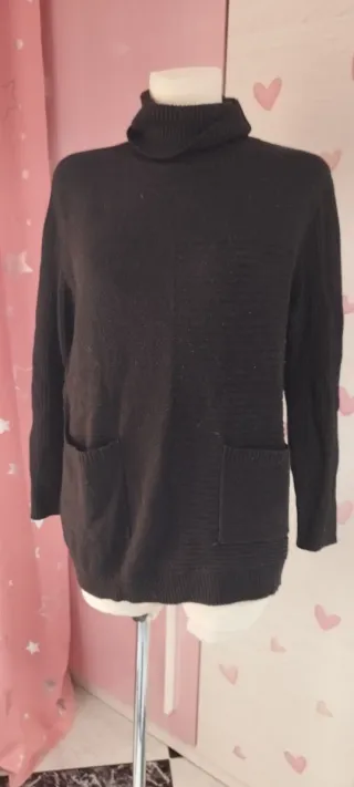 Jersey negro cuello alto con bolsillos