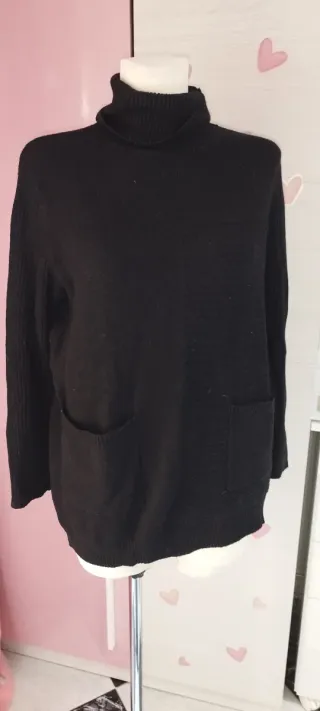 Jersey negro cuello alto con bolsillos
