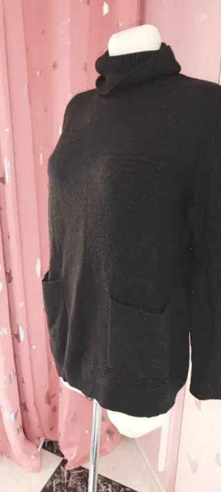 Jersey negro cuello alto con bolsillos