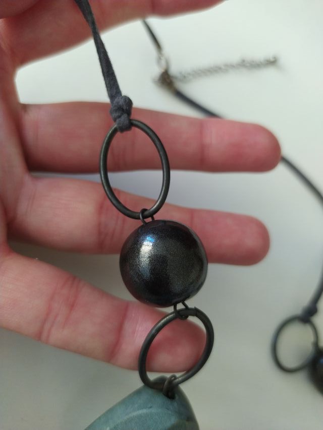 Collar con cuentas y colgantes geométricos
