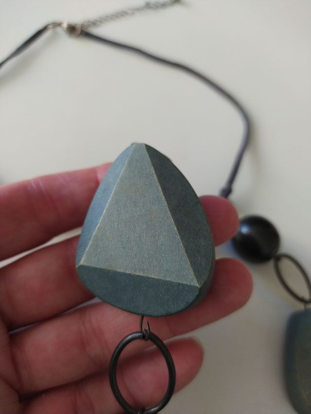 Collar con cuentas y colgantes geométricos