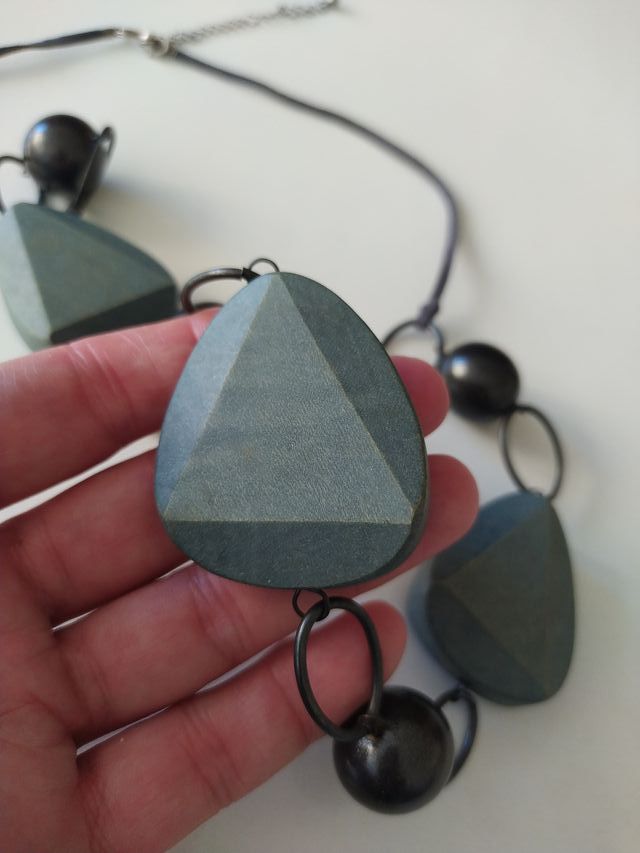 Collar con cuentas y colgantes geométricos