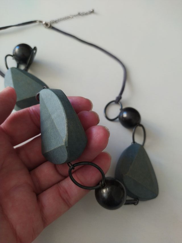 Collar con cuentas y colgantes geométricos