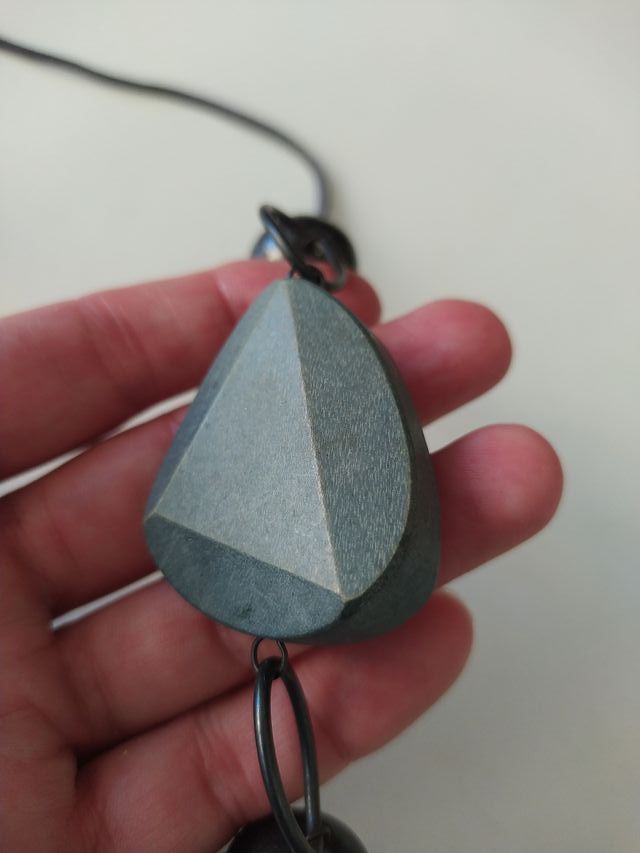 Collar con cuentas y colgantes geométricos