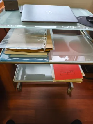 Tavolo da scrivania in vetro temperato con ripiani