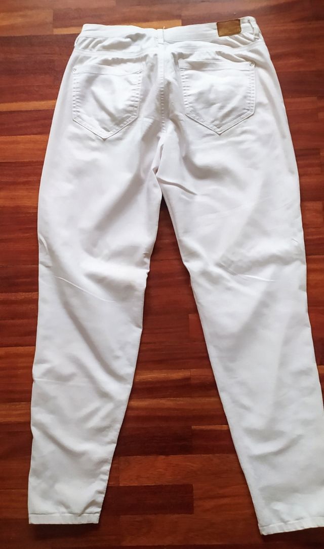 Vaqueros de mujer, de Zara, talla 38