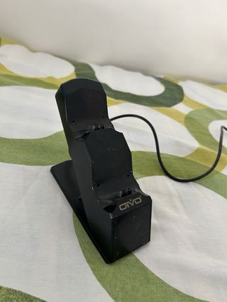 PS4 slim con un mando y puerto de carga para mando