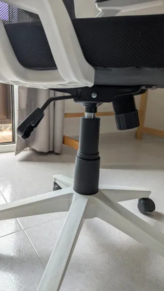 Silla de escritorio ergonómica negra y blanca