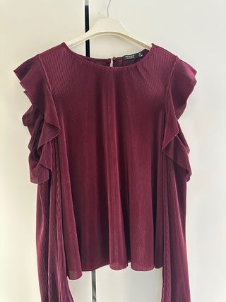 Blusa Bershka hombros descubiertos granate M