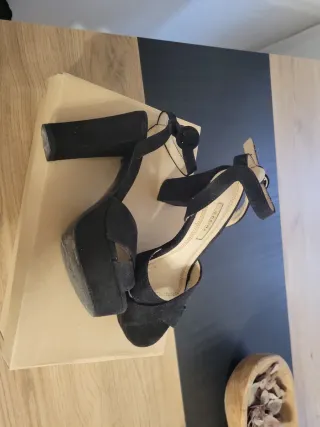 Zapatos de tacón negros con plataforma
