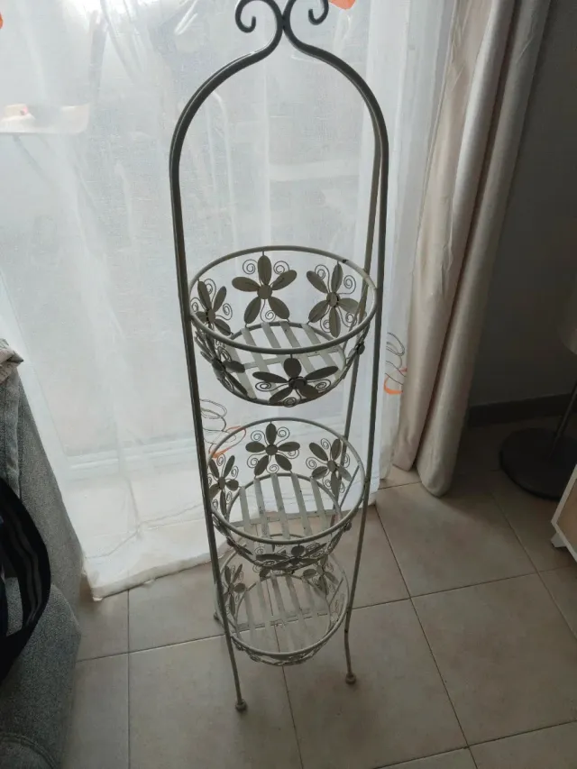 Estantería para macetas de metal