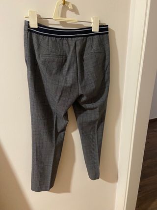 Pantalón de cuadros gris
