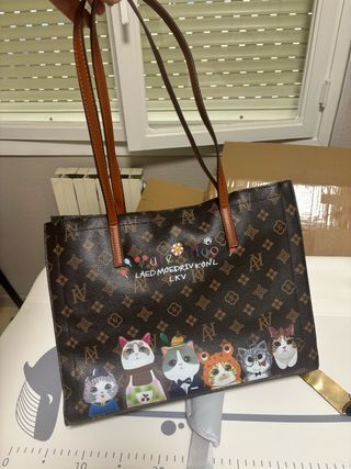 Bolso marrón con estampado de gatos