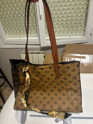 Bolso marrón con estampado de gatos