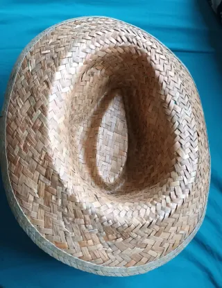 Sombrero de paja tejido