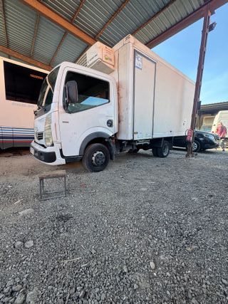 Camión frigorífico Renault  Maxity 130.35 2011