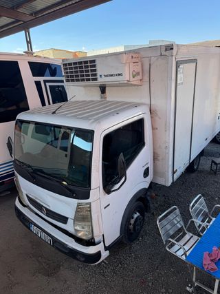Camión frigorífico Renault  Maxity 130.35 2011