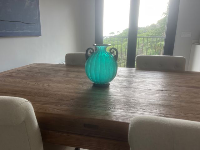 Florero de vidrio color turquesa