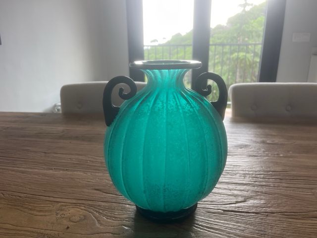 Florero de vidrio color turquesa
