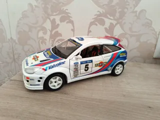 Ford Focus 1:18 Burago