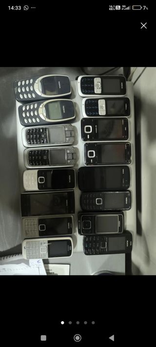 Molti vecchi telefoni cellulari Alcatel Nokia